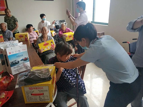 比亞迪汽車洛陽維力特4s店慰問老人現(xiàn)場